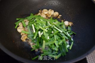 Stir-fried Cuttlefish with Spring Chives recipe