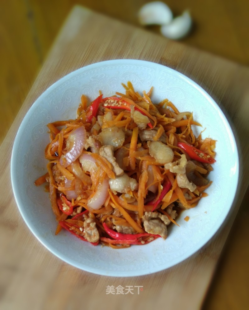 Fried Pork with Onion and Carrot
