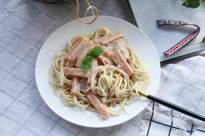 Spaghetti with Luncheon Meat and Creamy Bacon recipe