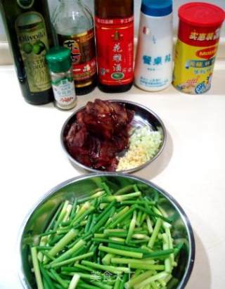 Family Fried "spicy Sausage Stir-fried Garlic Seedlings" recipe