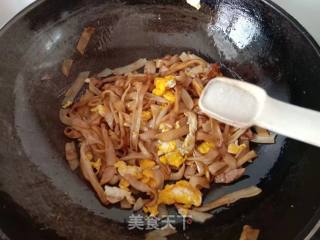 Fried Hor Fun with Egg and Beef recipe