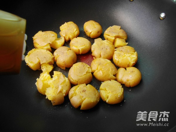 Pan-fried Black Pepper Potatoes recipe