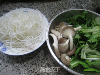 Stir-fried Rice Noodles with Xiuzhen Mushroom and Cabbage recipe