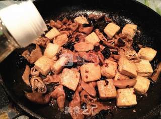 Braised Fatty Intestines with Smelly Dried Seeds of Tempeh recipe