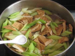 Stir-fried Celery with Spiced Tea recipe