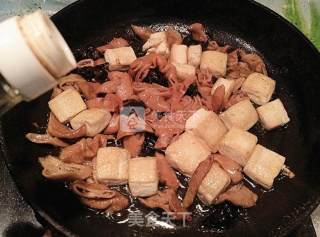 Braised Fatty Intestines with Smelly Dried Seeds of Tempeh recipe