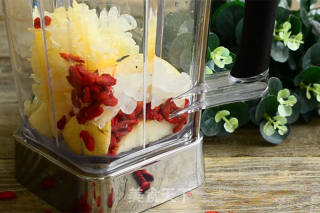 Add Some Goji Berries to Feel More Healthy White Fungus and Snow Pear Juice recipe