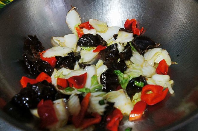 Stir-fried Cabbage Slices with Black Fungus recipe