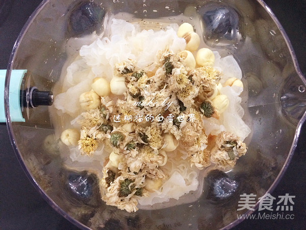Lotus Seed Snow Ear Chrysanthemum Soup recipe