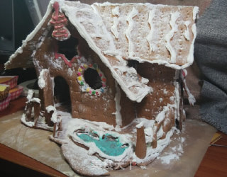 Christmas Gingerbread House Cookies Can Also be Used to Build Houses and Give Children Christmas Surprises recipe