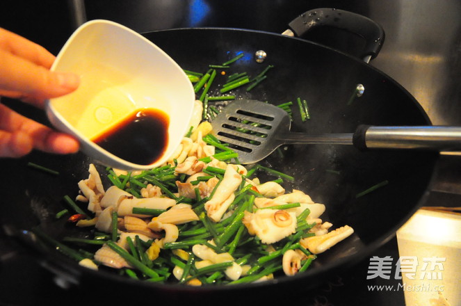 Stir-fried Squid with Leek Moss and Clean Up recipe