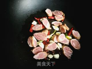 #团圆饭# Fried Large Intestine with Garlic Seedlings recipe