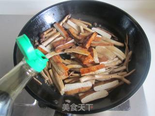 Stir-fried Dried Seeds with Celery, Tea and Mushrooms recipe