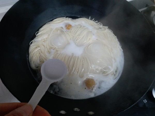 Abalone and Scallops Xo Spicy Sauce Noodles recipe