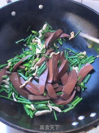 Stir-fried Pork Blood with Shredded Pork and Leek recipe