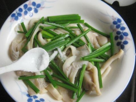 Walnut, Leek and Scallop Salad with Mushrooms recipe