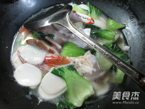 Boiled Rice Cakes with Greens and Crabs recipe