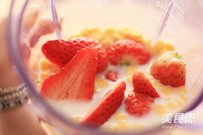 Strawberry Corn Flakes Milkshake recipe