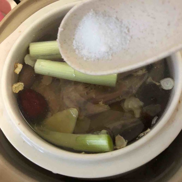 Stewed Pigeon Soup Over Water recipe