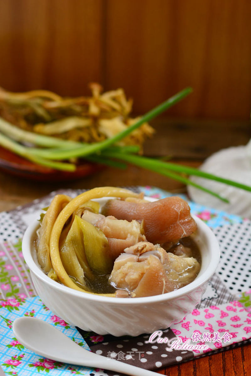 Summer Nutritional Soup---bawang Flower Pig's Feet Soup (casserole)