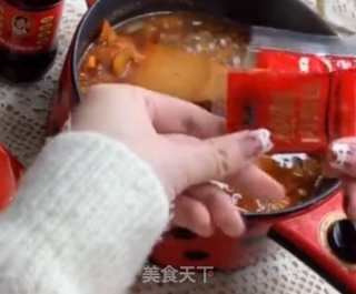 Restore Zhang Yunlei's New Way of Eating Instant Noodles. The Taste is Too Sour and Refreshing. Please Allow Me to Have A Cup of Wuzhen Powder to Crush It~ recipe