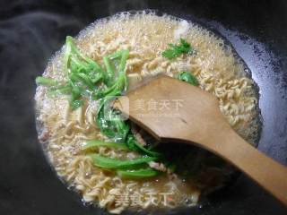 Corrugated Noodles with Pork Artemisia recipe