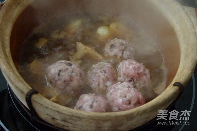 Meatballs, Seafood and Mixed Vegetable Claypot recipe