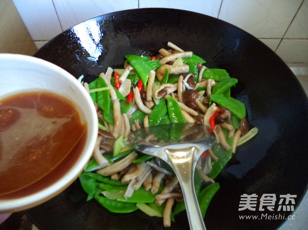 Stir-fried Blue Bean with Tea Tree Mushroom recipe