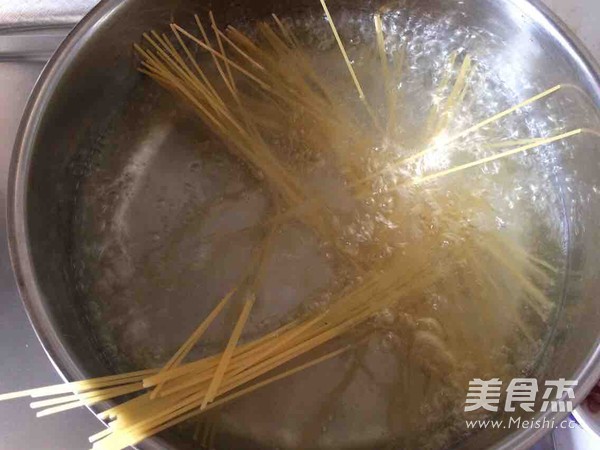 Pasta with Black Pepper and Shiitake Meat Sauce recipe