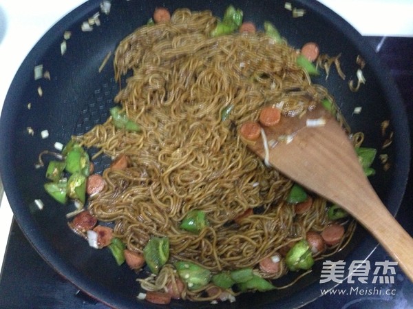Fried Noodles with Chili Ham recipe