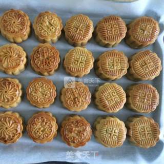 Cantonese-style Lotus Paste and Egg Yolk Mooncakes recipe