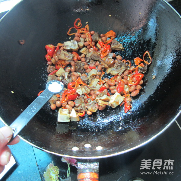 Stir-fried Cured Chicken with Peanuts and Rice recipe