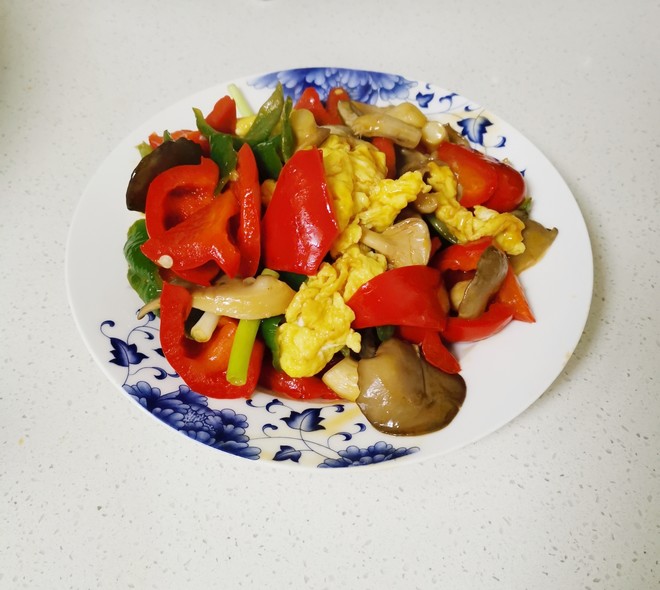 Scrambled Eggs with Green Red Pepper and Mushroom recipe