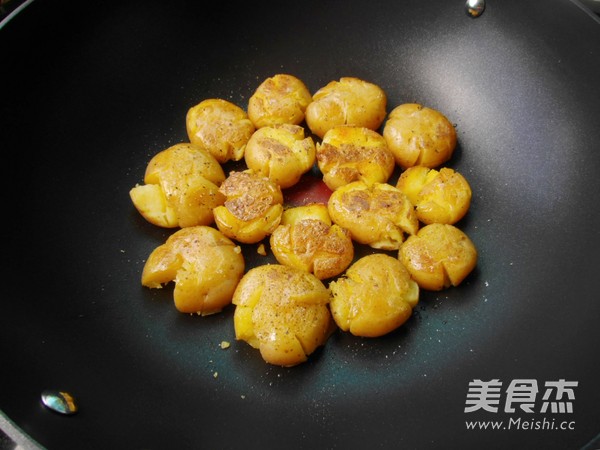 Pan-fried Black Pepper Potatoes recipe