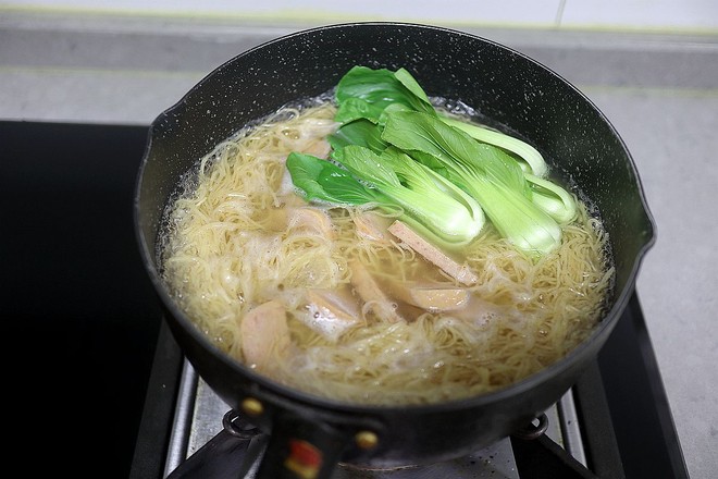 Luncheon Meat Noodles with Green Vegetables and Shrimp recipe