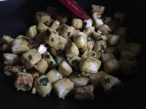 Fried Steamed Buns with Chives and Eggs recipe