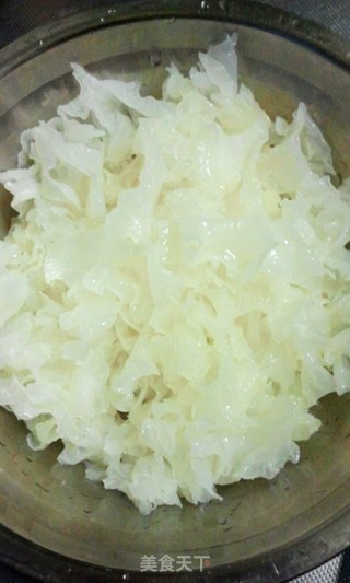 【white Fungus Lily Snow Pear Soup】beautify The Skin and Clear The Lungs recipe