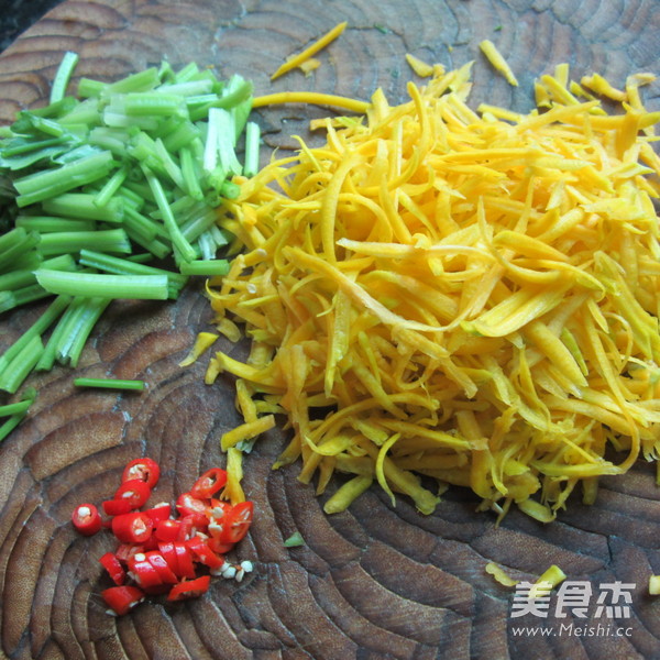 Stir-fried Shredded Pumpkin with Celery recipe