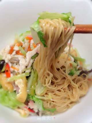 Assorted Braised Noodles with Shredded Chicken and Broccoli Stem recipe