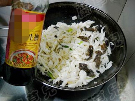 Stir-fried Rice Noodles with Fungus and Pork recipe