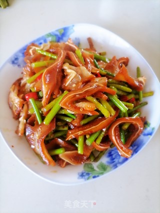 Stir-fried Pork Ears with Garlic Moss recipe