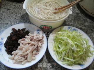 Fried Noodles with Black Fungus, Pork and Leek Sprouts recipe