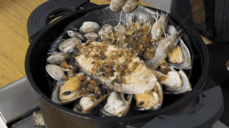 Luxurious White Wine Steamed Seafood recipe