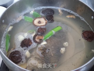 Silver Bud Shiitake Mushroom Crucian Fish Soup recipe