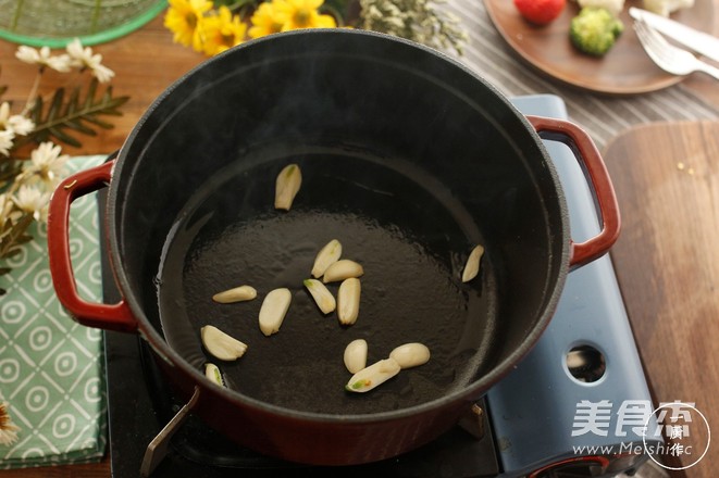 Garlic Two-color Cauliflower in Cast Iron Pot recipe