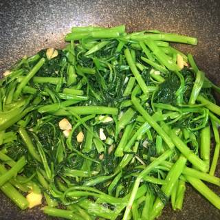 Stir-fried Water Spinach with Garlic recipe