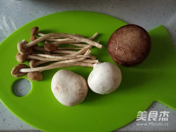 Three Fresh Mushroom Scissors Noodles recipe