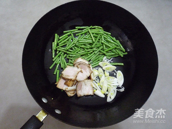 Fried Noodles with Cowpeas and Braised Pork recipe