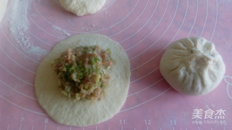 Cabbage and Celery Meat Bun recipe