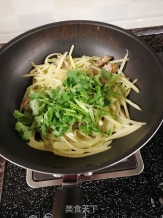 Stir-fried Potato Shreds with Chicken Nuggets recipe